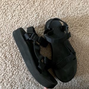 black teva midforms